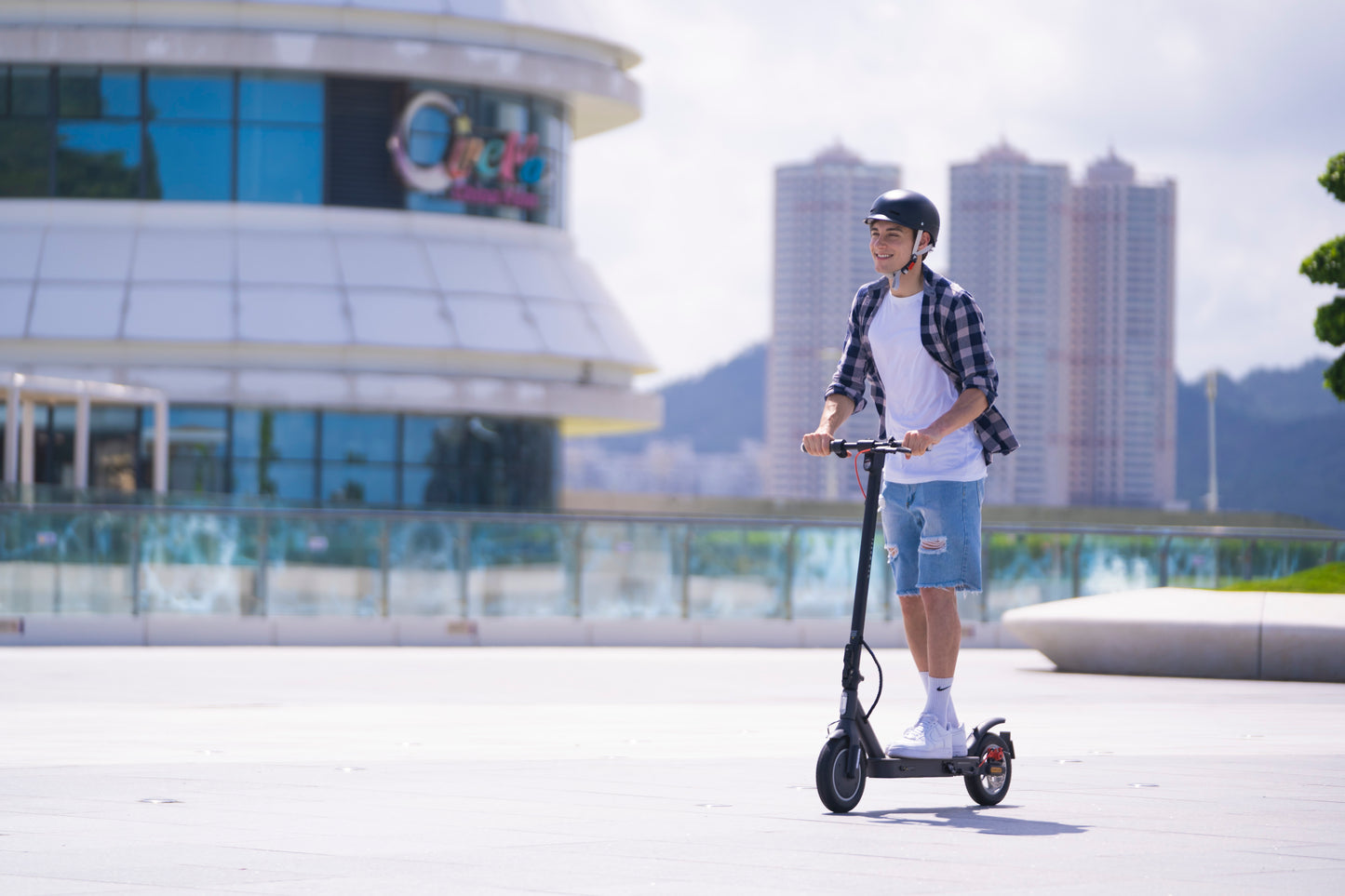 5TH WHEEL V30PRO Electric Scooter | 700W Peak Motor & 20 Mile Range